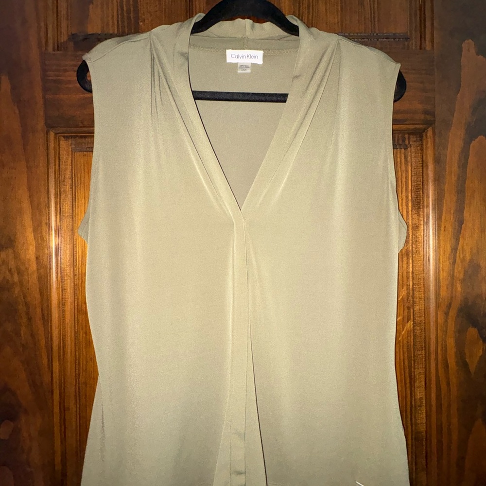 Calvin Klein Women's Sleeveless V Neck Blouse - army Green